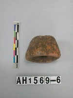 藏品(紅色粗砂秤鉈狀陶紡輪)的圖片